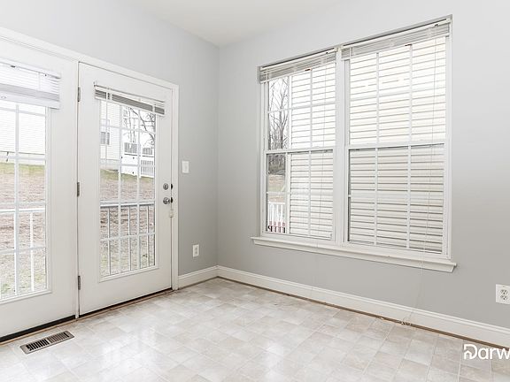 5th image of 627 Berwick Ct