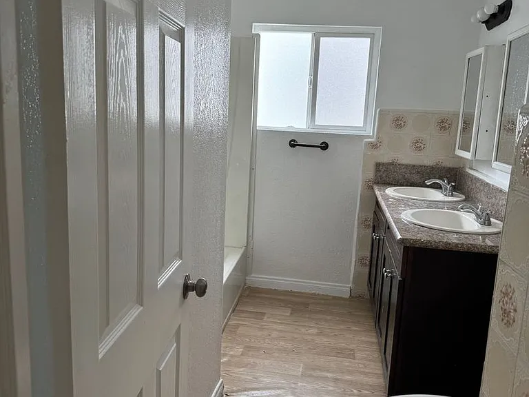 2544-2546 Violet St — Photo 5
