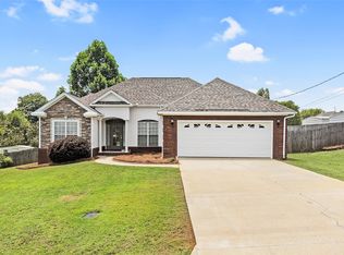 38 Old Orchard Loop, Deatsville, AL 36022