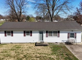 3 Mitchell Dr, Wayne City, IL 62895