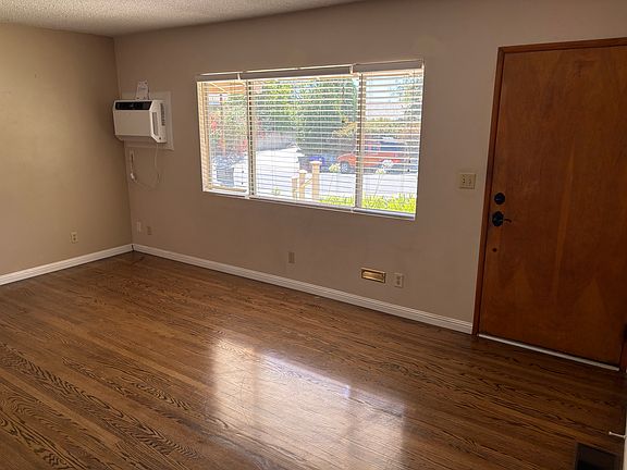 5th image of 2440 Beck St