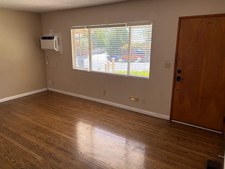 2440 Beck St — Photo 5
