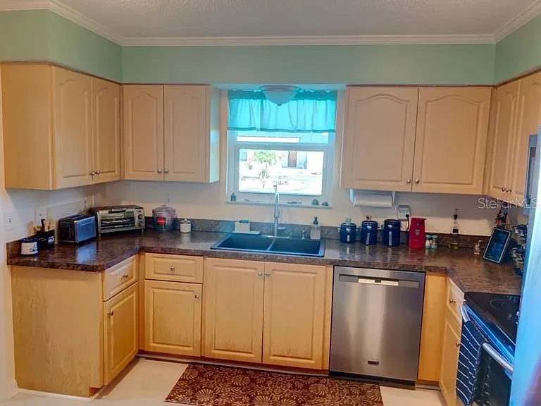 323 Dolphin Pkwy — Photo 4
