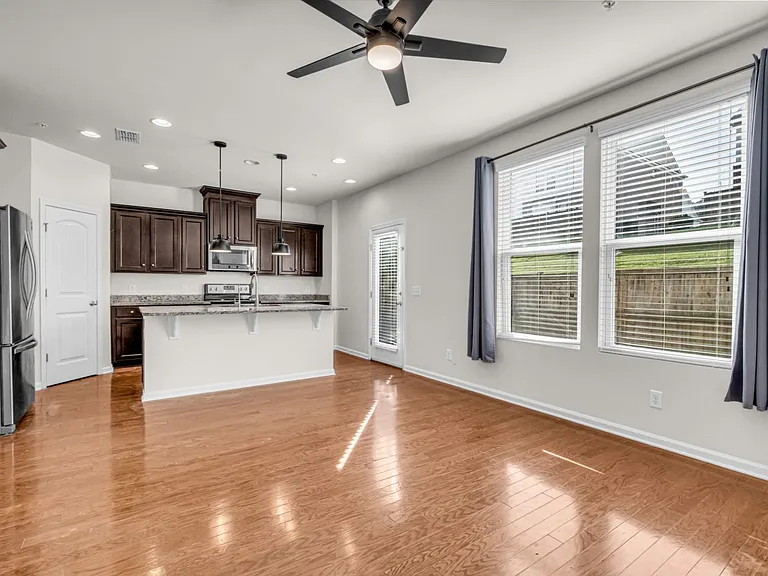 1034 Livingstone Ln — Photo 10
