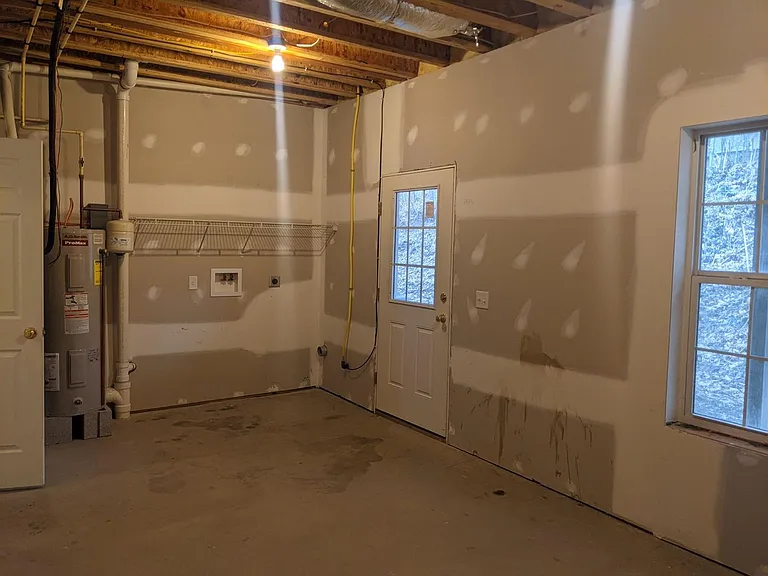 225 Crown Ct — Photo 57