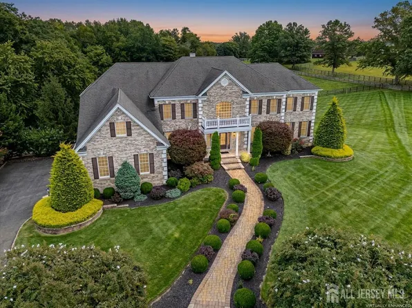 8 Windhaven Ct, Monroe Township, NJ 08831