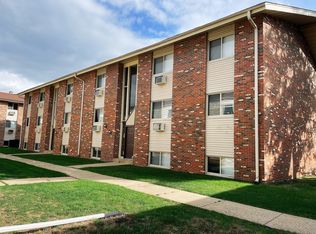 826 N Milwaukee Ave APT D2, Libertyville, IL 60048