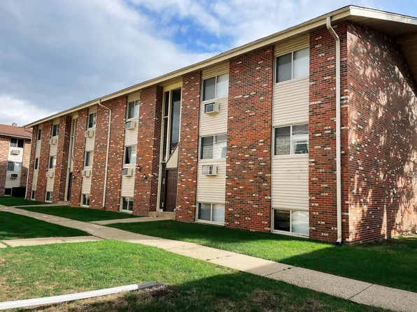 826 N Milwaukee Ave APT D2, Libertyville, IL 60048