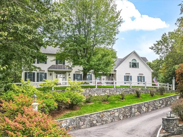 14 Walden Ct, Medfield, MA 02052