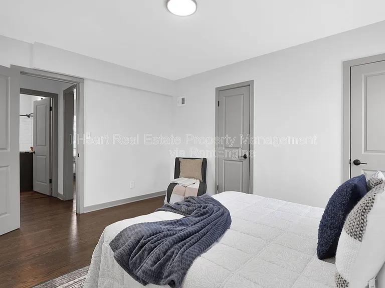 1963 W Broad St #8 — Photo 22