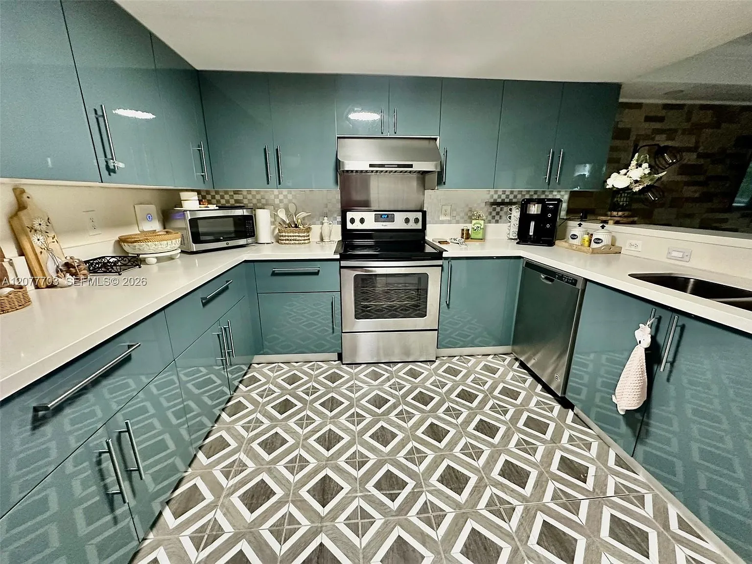Ibis Villas At Doral Cond — Photo 4