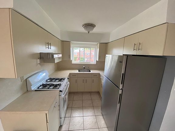 3rd image of 870 Calhoun Ave #3