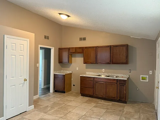 3 bed, 1160 sqft, $925 — Photo 2