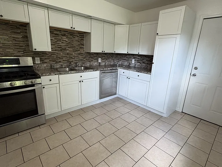 602 E Railroad St — Photo 2