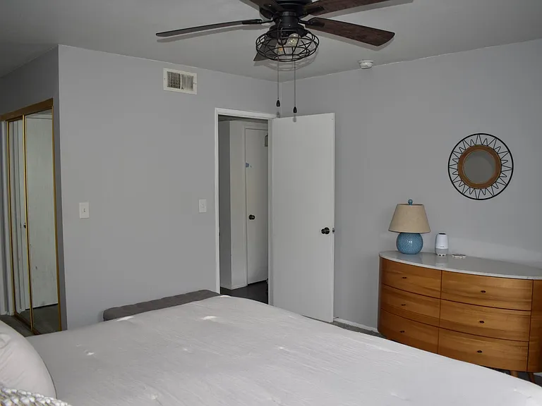 8565 Independence Ave #4 — Photo 10
