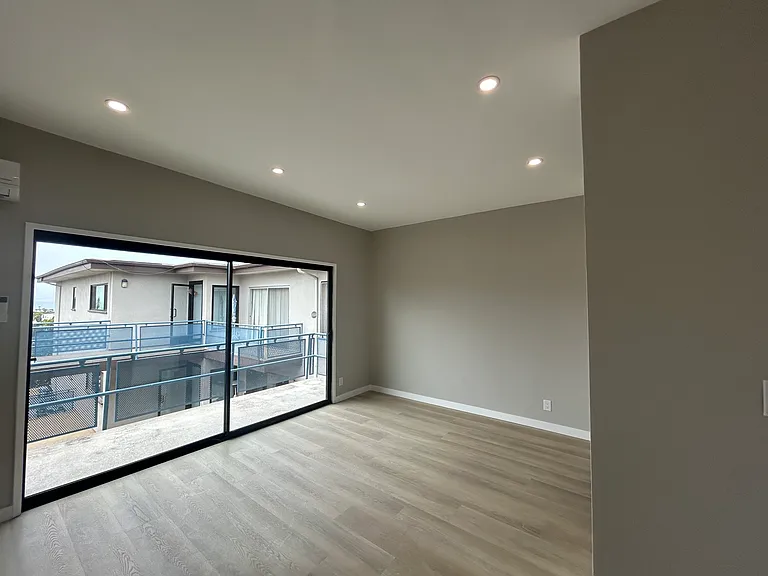 2501 Beverly Ave #24 — Photo 2