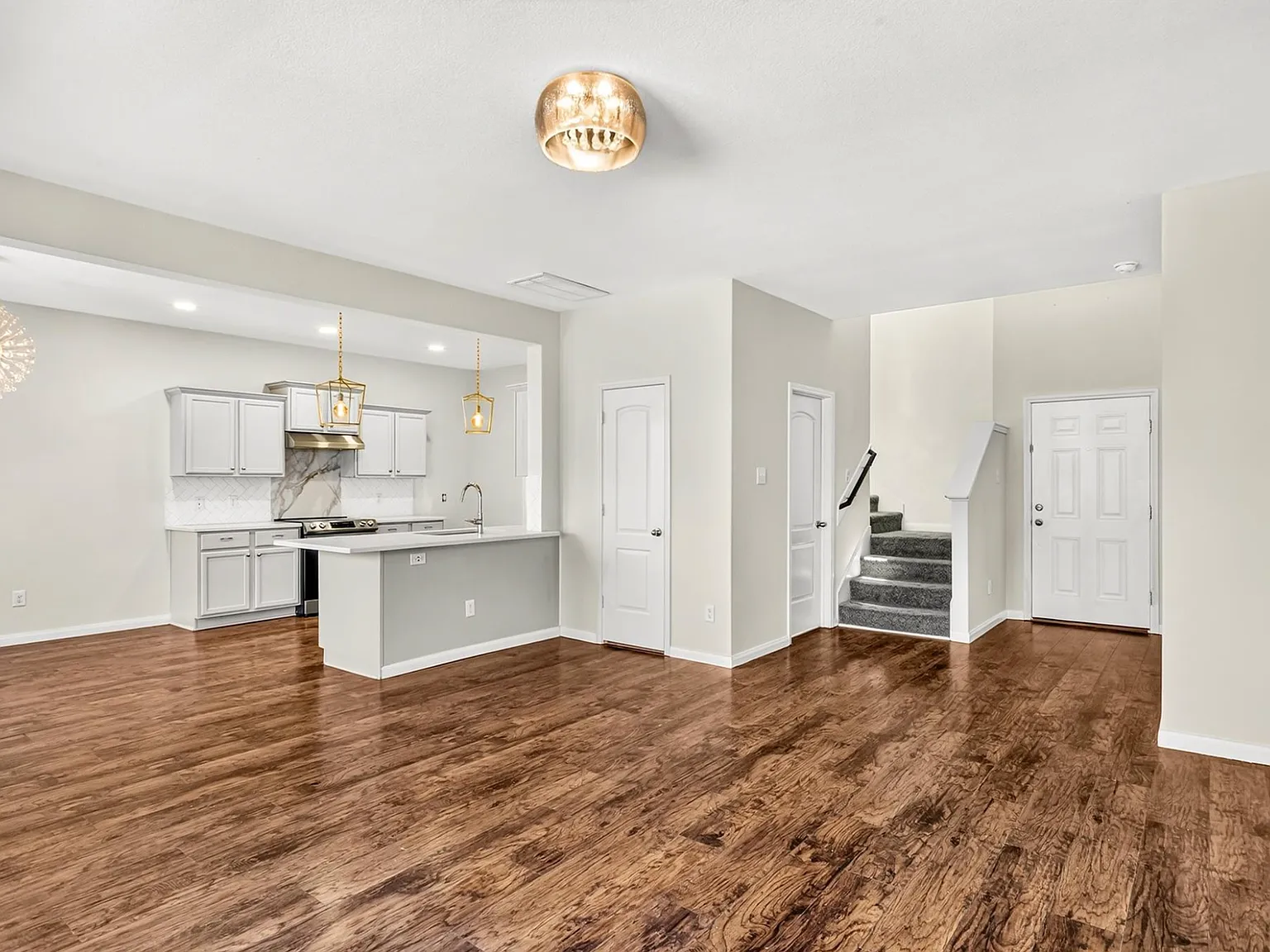 4 bed, 2.5 bath, 2168 sqft, $2,200 — Photo 3