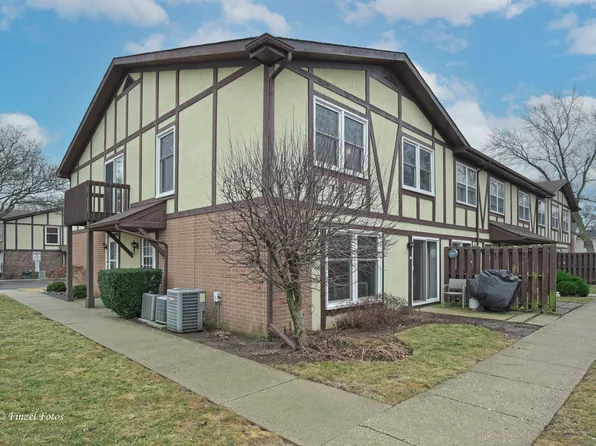 404 Saint Johns Rd APT B, Woodstock, IL 60098