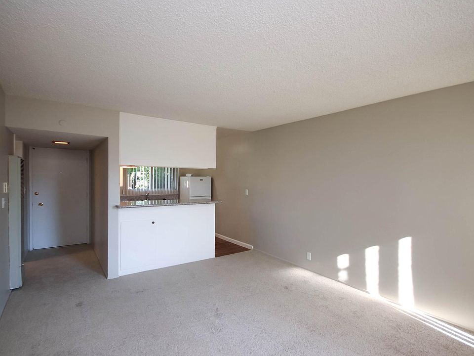 1st image of 976 E Villa St #15