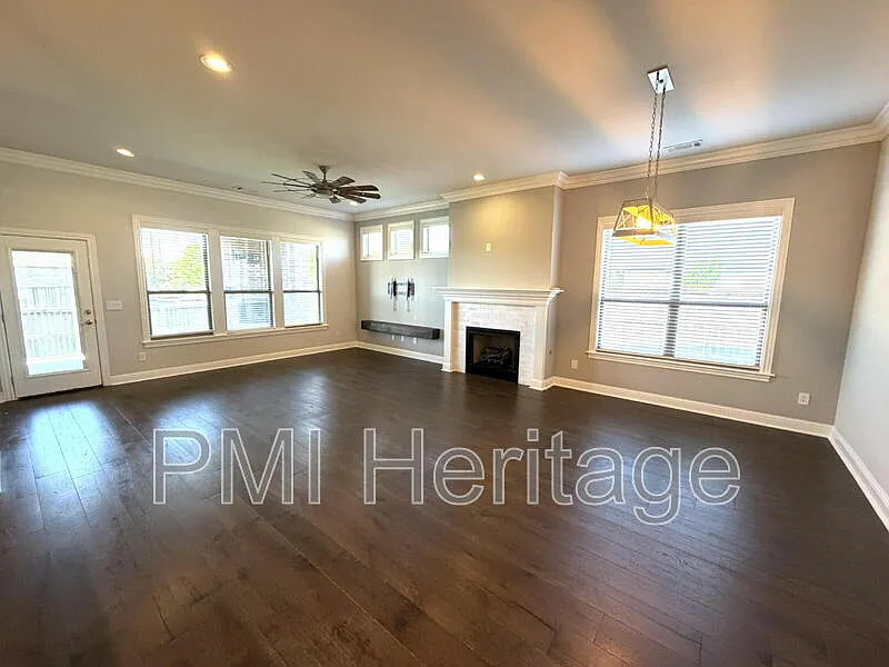 3 bed, 3.0 bath, 2400 sqft, $2,945 — Photo 3