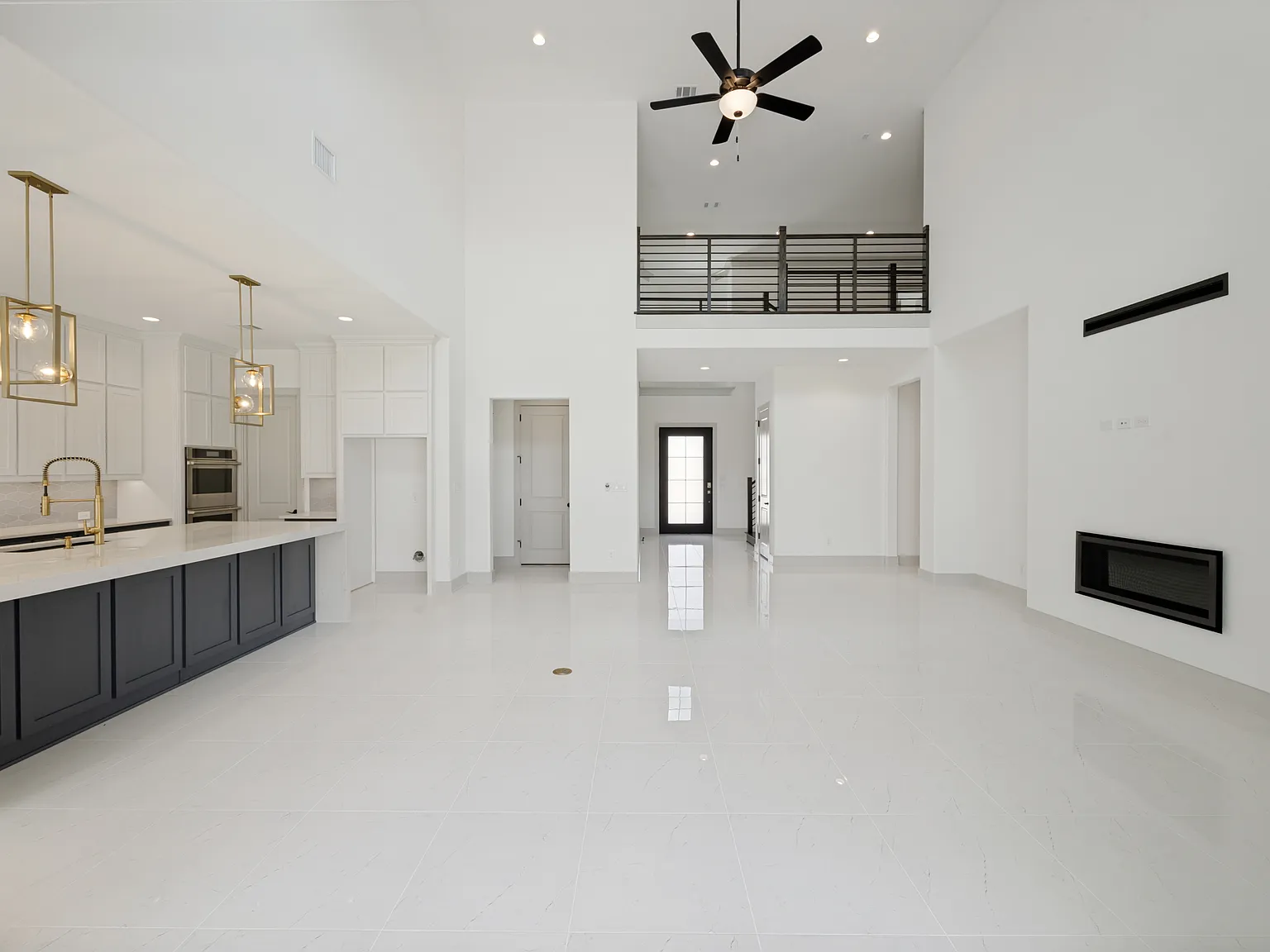 6 bed, 4989 sqft, $5,990 — Photo 2