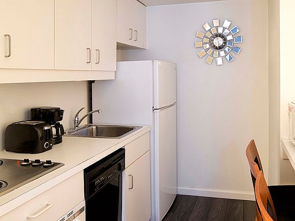 4th image of 150 W 51st St APT 729