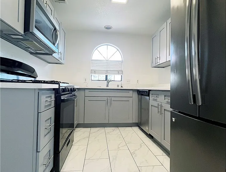 1405 Santa Margarita St #E — Photo 4