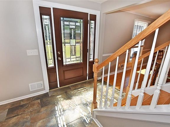 4th image of 7 Thornwood Cir