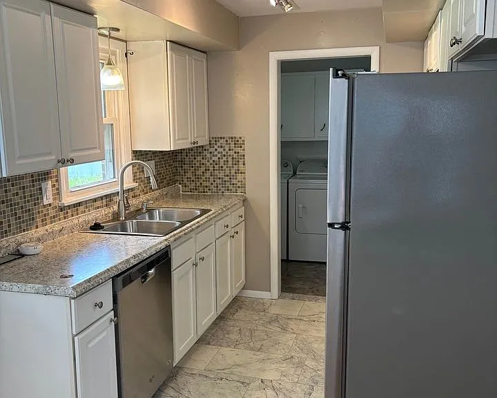 2208 N Ball Ave — Photo 1