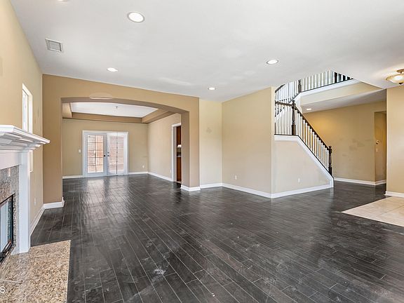 3rd image of 1165 W 225th St