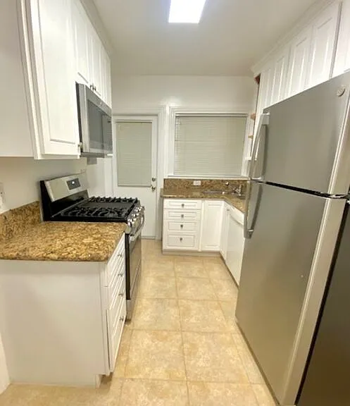 1040 N Sweetzer Ave #1/2 — Photo 4