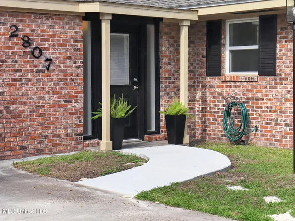 2807 Pinewood Dr, Pascagoula, MS 39567