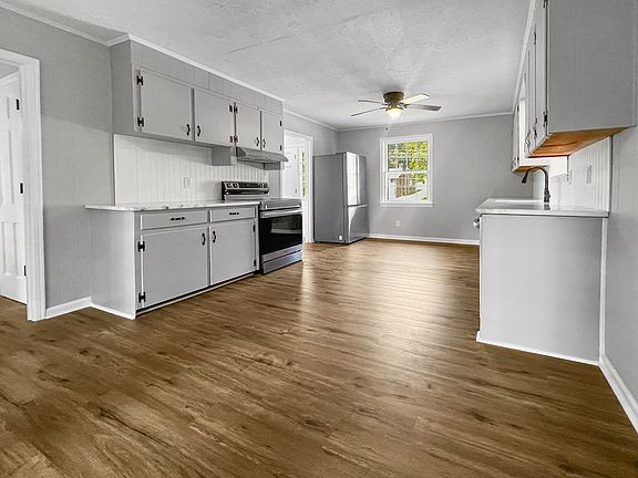 3rd image of 373 Cumberland Dr