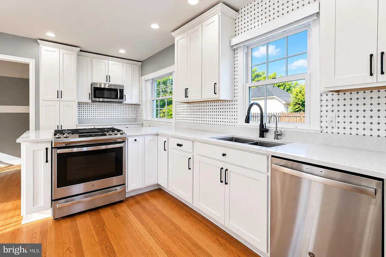 2 bed, 1.5 bath, 1192 sqft, $3,900 — Photo 3