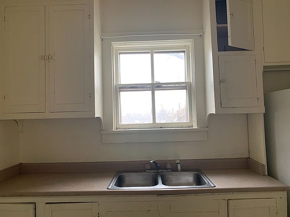 3rd image of 607-609 Laurel Ave