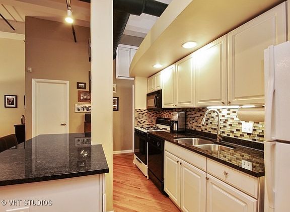 2nd image of 2208 W Diversey Ave #402
