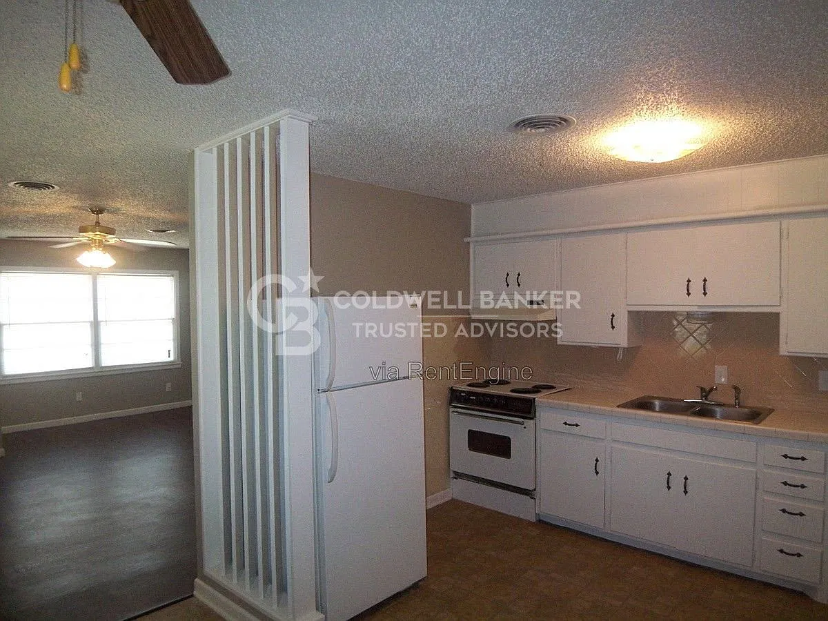 2 bed, 1.5 bath, 1080 sqft, $950 — Photo 2