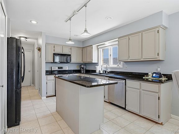 5th image of 46519 Donahue Ave