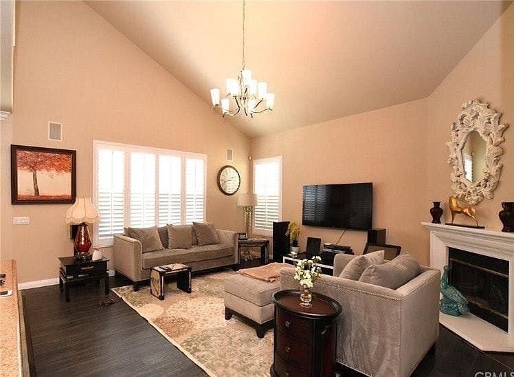 Livingroom-furniture is not included