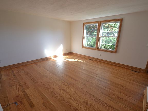 3rd image of 1128 Meadowbrook Ln