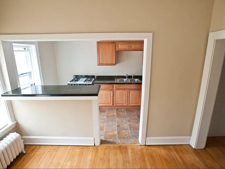 $1085 1 BR, 1 BA Apartment, Heat Included, Free Laundry - 1603 N Van Buren — Photo 3
