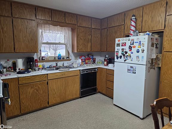 3rd image of 208 W Chestnut