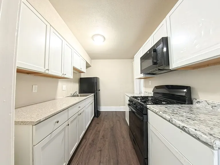 511 W State St — Photo 24