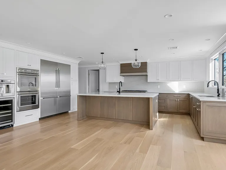 40 Hewlett Ln — Photo 8