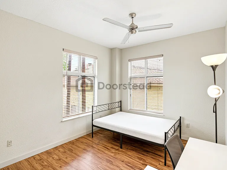 711 W 26th St #303 — Photo 15