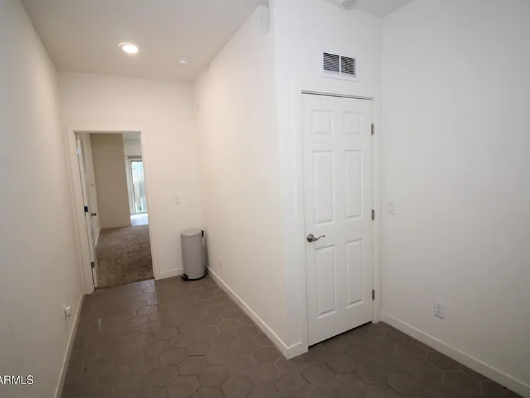 2215 W Harmont Dr — Photo 2