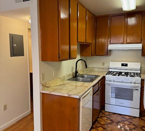 3rd image of 1120 N Maryland Ave APT 2
