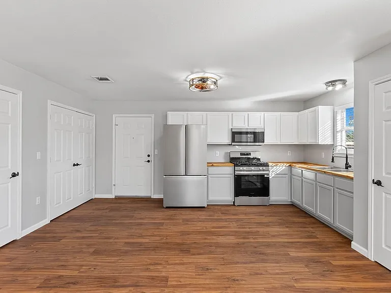 804 Avenue B — Photo 4