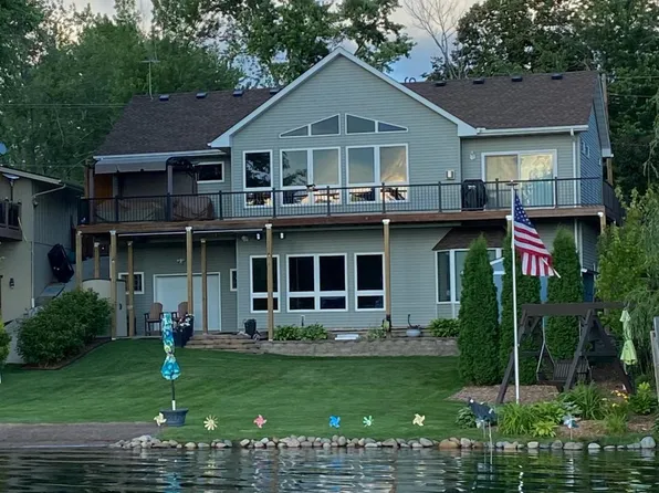 1132 Bay Dr SE, Forest Lake, MN 55025