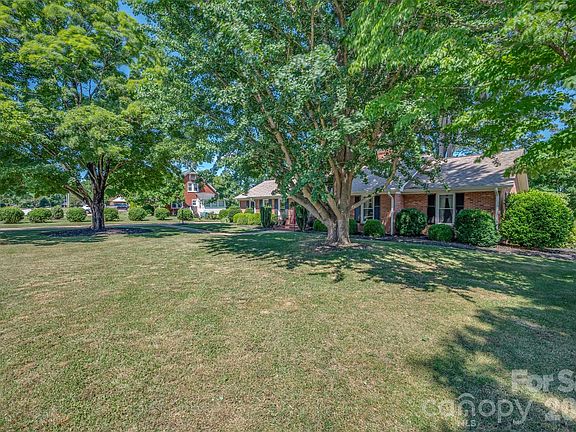4th image of 271 McCall Dr